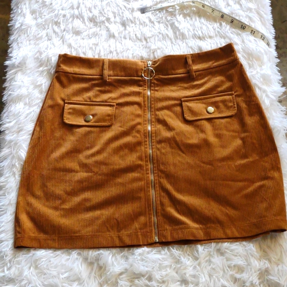 Corduroy feeling skirt with belt loops and a ring zipper faux pockets size LG